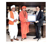 Sandeep Marwah Honors Mahamandleshwar Prakash Swami Dham with WPDRF Life Membership