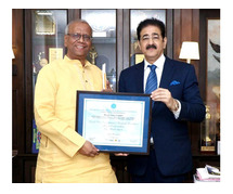 Dr. Sandeep Marwah Honors Swami Muktanand Ji Maharaj with Life Membership of WPDRF