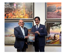 Sandeep Marwah Visits Art Exhibition by Senior Artist Lekhraj Gandhi at Visual Art Gallery